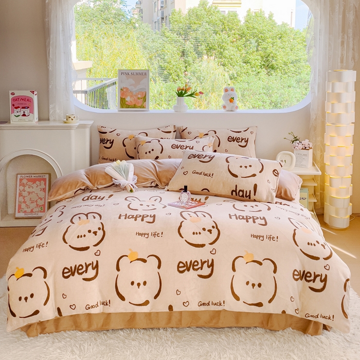 91家纺网 家纺一手货源 找家纺 仟网汇 2025新款直播热款跑量牛奶绒印花款四件套 可爱熊咖