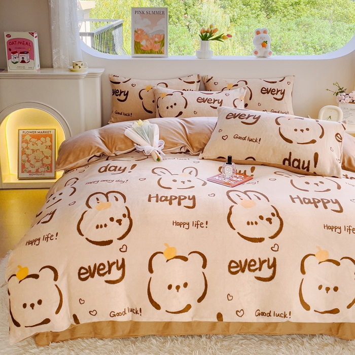 91家纺网 家纺一手货源 找家纺 仟网汇 2025新款直播热款跑量牛奶绒印花款四件套 可爱熊咖