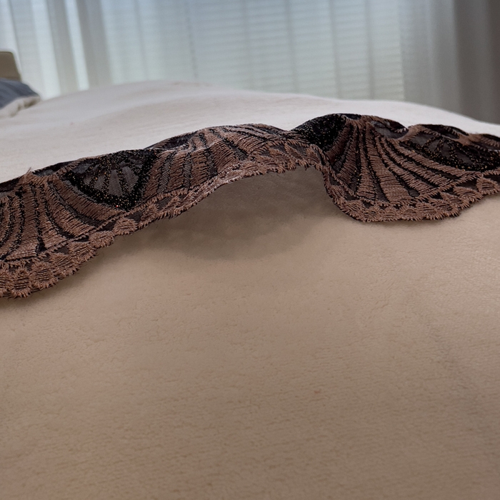 91家纺网 家纺一手货源 找家纺 仟网汇 2025热款轻奢贵族风蕾丝立体刺绣高克重牛奶绒四件套金貂绒法莱绒 白加灰