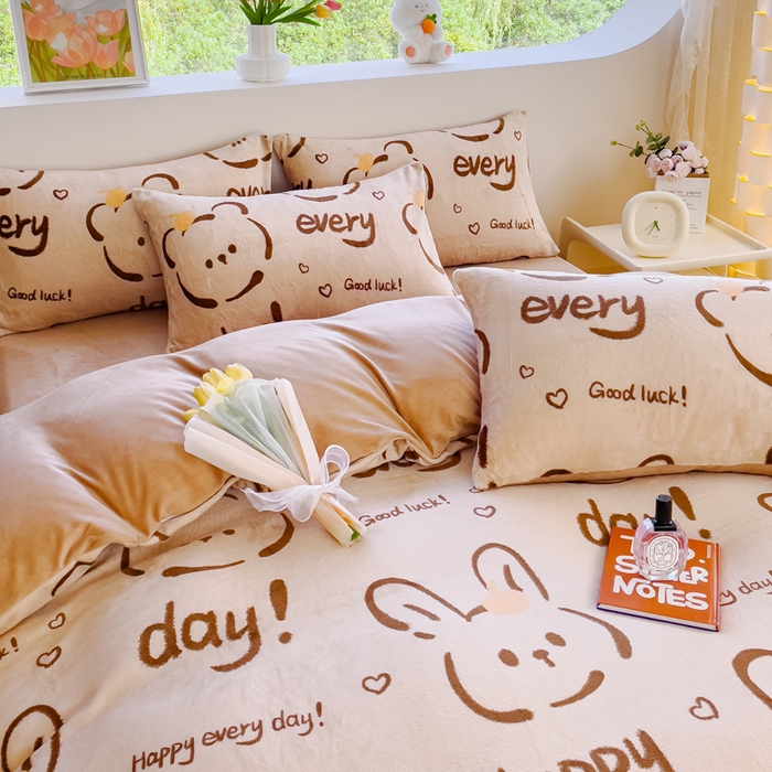 91家纺网 家纺一手货源 找家纺 仟网汇 2025新款直播热款跑量牛奶绒印花款四件套 可爱熊咖