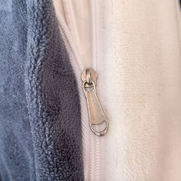 91家纺网 家纺一手货源 找家纺 仟网汇 2025热款轻奢贵族风蕾丝立体刺绣高克重牛奶绒四件套金貂绒法莱绒 白加灰