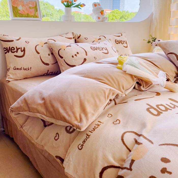 91家纺网 家纺一手货源 找家纺 仟网汇 2025新款直播热款跑量牛奶绒印花款四件套 可爱熊咖