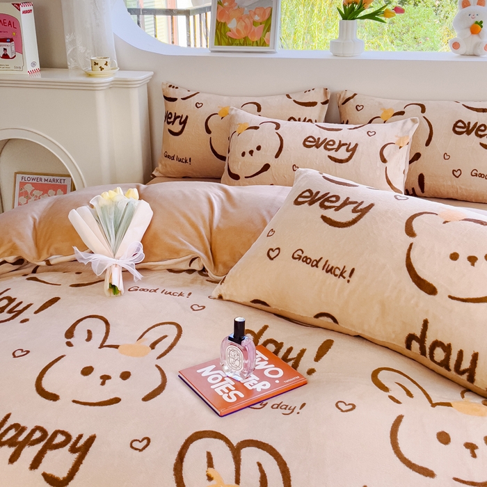 91家纺网 家纺一手货源 找家纺 仟网汇 2025新款直播热款跑量牛奶绒印花款四件套 可爱熊咖