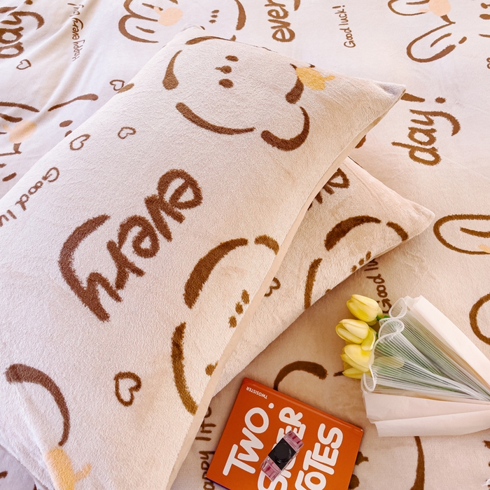 91家纺网 家纺一手货源 找家纺 仟网汇 2025新款直播热款跑量牛奶绒印花款四件套 可爱熊咖