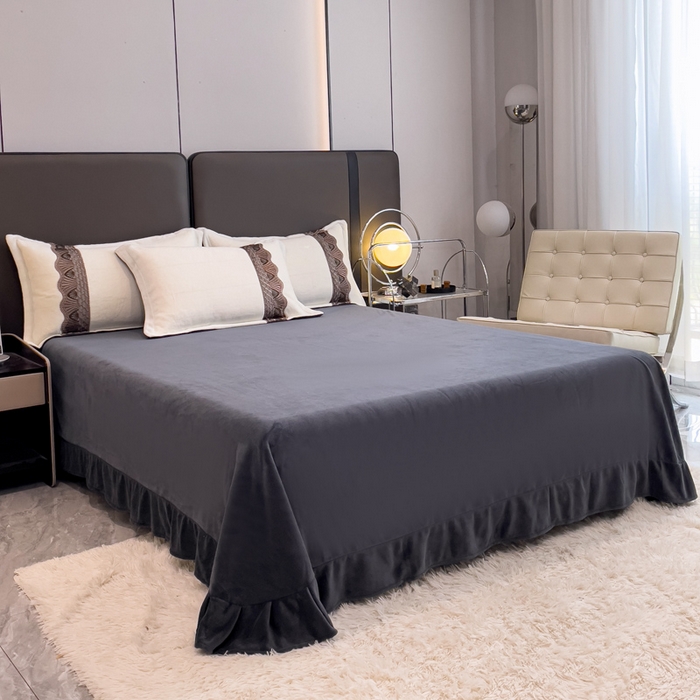 91家纺网 家纺一手货源 找家纺 仟网汇 2025热款轻奢贵族风蕾丝立体刺绣高克重牛奶绒四件套金貂绒法莱绒 白加灰