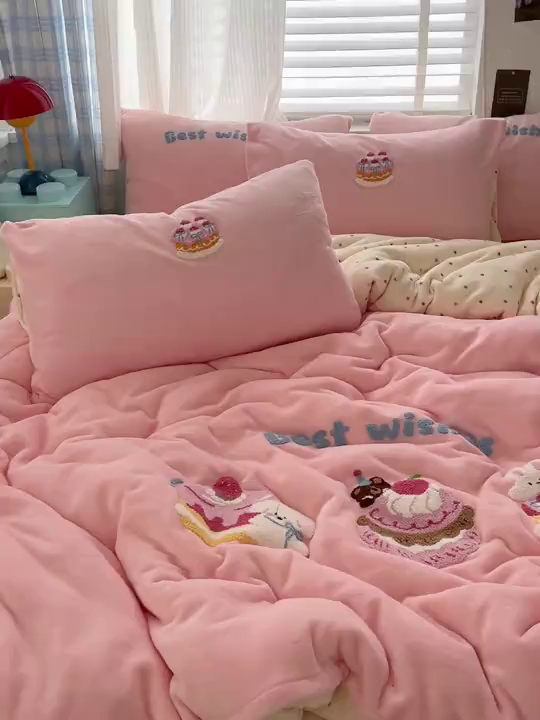 91家纺网 家纺一手货源 找家纺 一比一家纺 2025新款卡通毛巾绣牛奶绒四件套 甜心奶酪