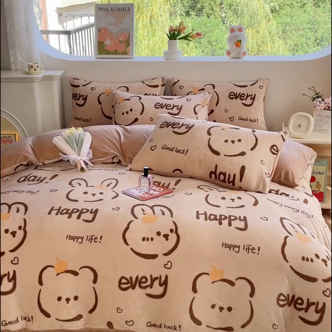 91家纺网 家纺一手货源 找家纺 仟网汇 2025新款直播热款跑量牛奶绒印花款四件套 可爱熊咖