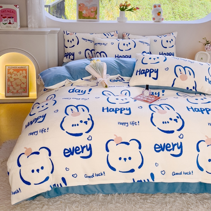 91家纺网 家纺一手货源 找家纺 仟网汇 2025新款直播热款跑量牛奶绒印花款四件套 可爱熊蓝