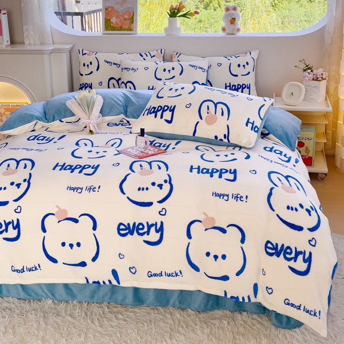 91家纺网 家纺一手货源 找家纺 仟网汇 2025新款直播热款跑量牛奶绒印花款四件套 可爱熊蓝