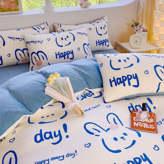 91家纺网 家纺一手货源 找家纺 仟网汇 2025新款直播热款跑量牛奶绒印花款四件套 可爱熊蓝