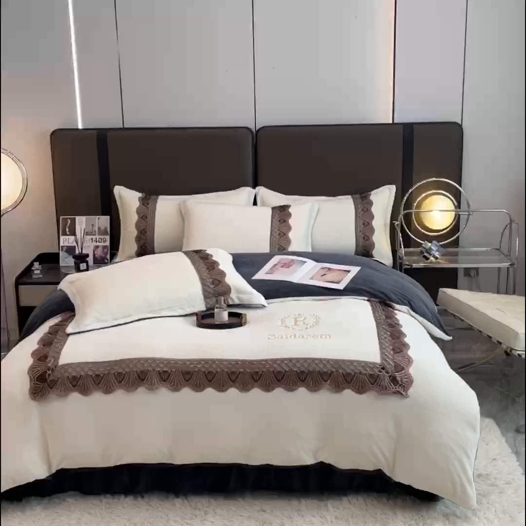 91家纺网 家纺一手货源 找家纺 仟网汇 2025热款轻奢贵族风蕾丝立体刺绣高克重牛奶绒四件套金貂绒法莱绒 白加灰