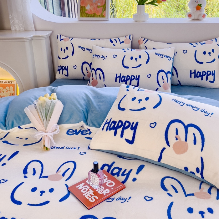 91家纺网 家纺一手货源 找家纺 仟网汇 2025新款直播热款跑量牛奶绒印花款四件套 可爱熊蓝