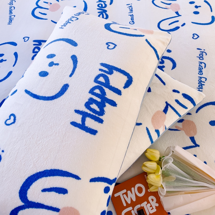 91家纺网 家纺一手货源 找家纺 仟网汇 2025新款直播热款跑量牛奶绒印花款四件套 可爱熊蓝