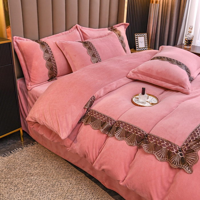 91家纺网 家纺一手货源 找家纺 仟网汇 2025热款轻奢贵族风蕾丝立体刺绣高克重牛奶绒四件套金貂绒法莱绒 豆沙粉