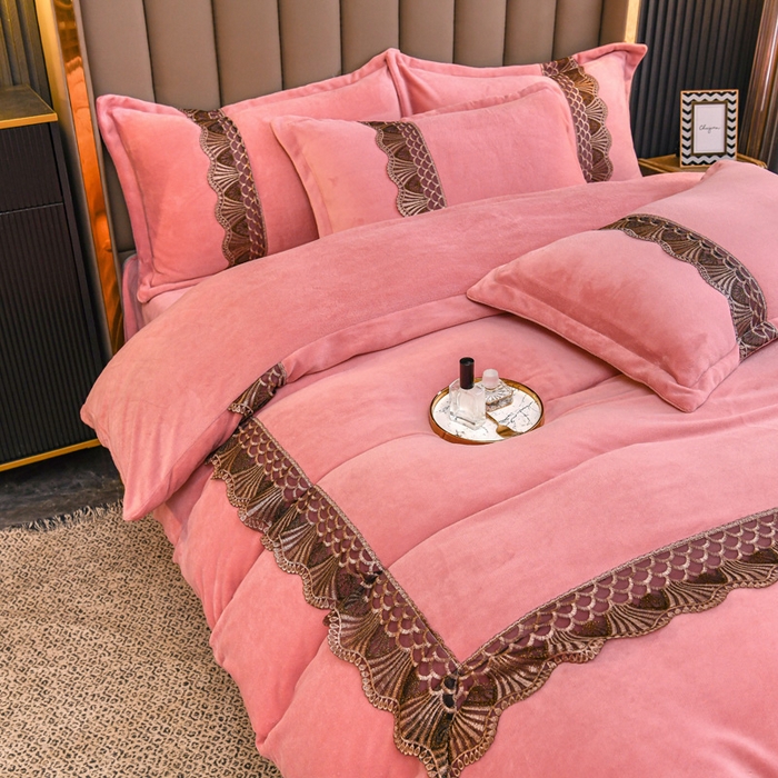 91家纺网 家纺一手货源 找家纺 仟网汇 2025热款轻奢贵族风蕾丝立体刺绣高克重牛奶绒四件套金貂绒法莱绒 豆沙粉