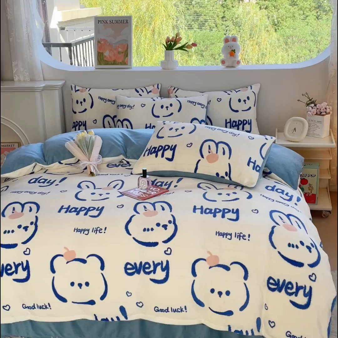 91家纺网 家纺一手货源 找家纺 仟网汇 2025新款直播热款跑量牛奶绒印花款四件套 可爱熊蓝