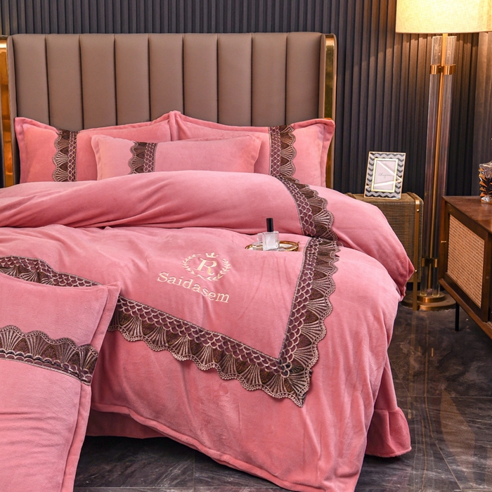 91家纺网 家纺一手货源 找家纺 仟网汇 2025热款轻奢贵族风蕾丝立体刺绣高克重牛奶绒四件套金貂绒法莱绒 豆沙粉