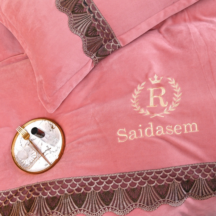 91家纺网 家纺一手货源 找家纺 仟网汇 2025热款轻奢贵族风蕾丝立体刺绣高克重牛奶绒四件套金貂绒法莱绒 豆沙粉