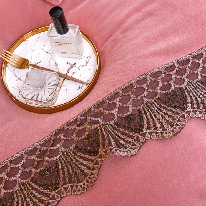 91家纺网 家纺一手货源 找家纺 仟网汇 2025热款轻奢贵族风蕾丝立体刺绣高克重牛奶绒四件套金貂绒法莱绒 豆沙粉