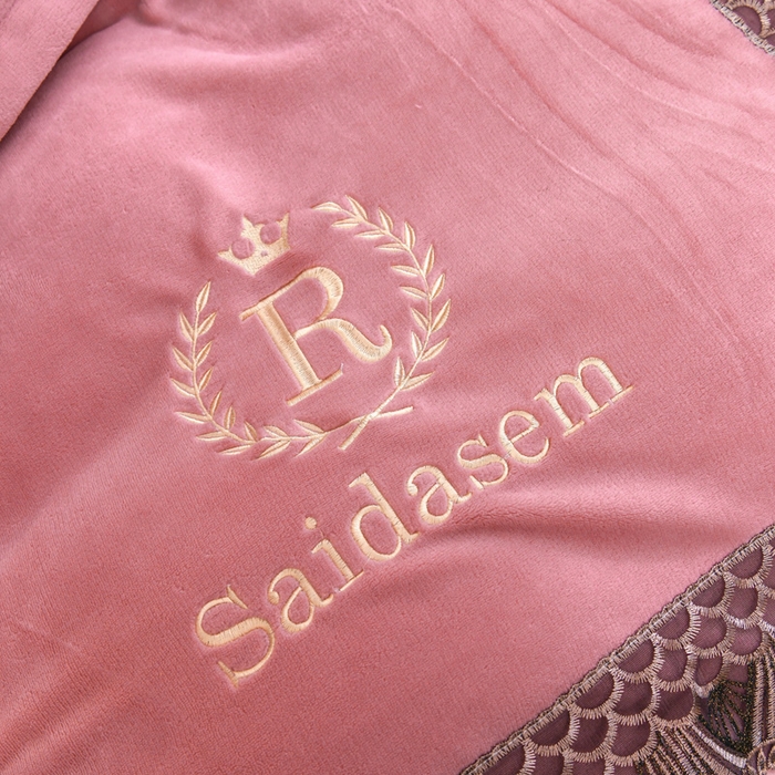 91家纺网 家纺一手货源 找家纺 仟网汇 2025热款轻奢贵族风蕾丝立体刺绣高克重牛奶绒四件套金貂绒法莱绒 豆沙粉