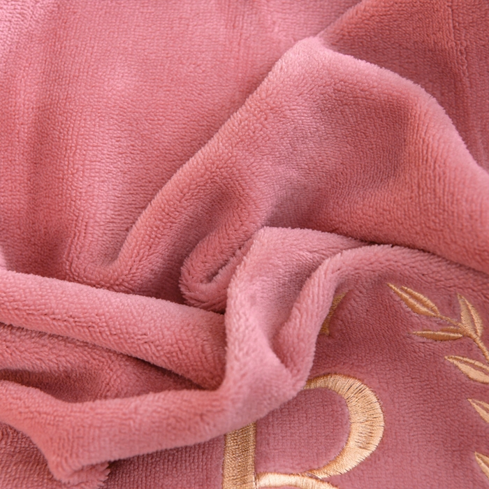 91家纺网 家纺一手货源 找家纺 仟网汇 2025热款轻奢贵族风蕾丝立体刺绣高克重牛奶绒四件套金貂绒法莱绒 豆沙粉