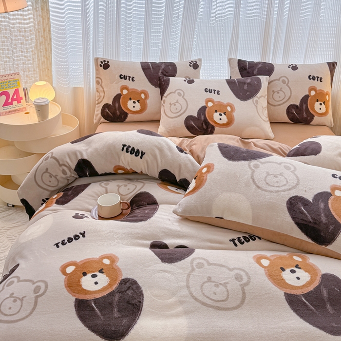 91家纺网 家纺一手货源 找家纺 仟网汇 2025新款直播热款跑量牛奶绒印花款四件套 酷乐熊