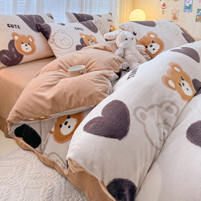 91家纺网 家纺一手货源 找家纺 仟网汇 2025新款直播热款跑量牛奶绒印花款四件套 酷乐熊