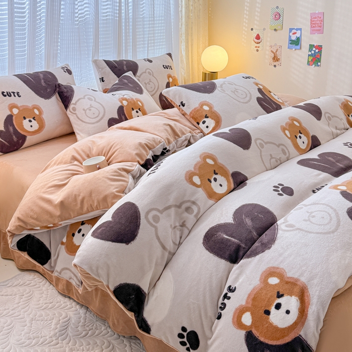 91家纺网 家纺一手货源 找家纺 仟网汇 2025新款直播热款跑量牛奶绒印花款四件套 酷乐熊