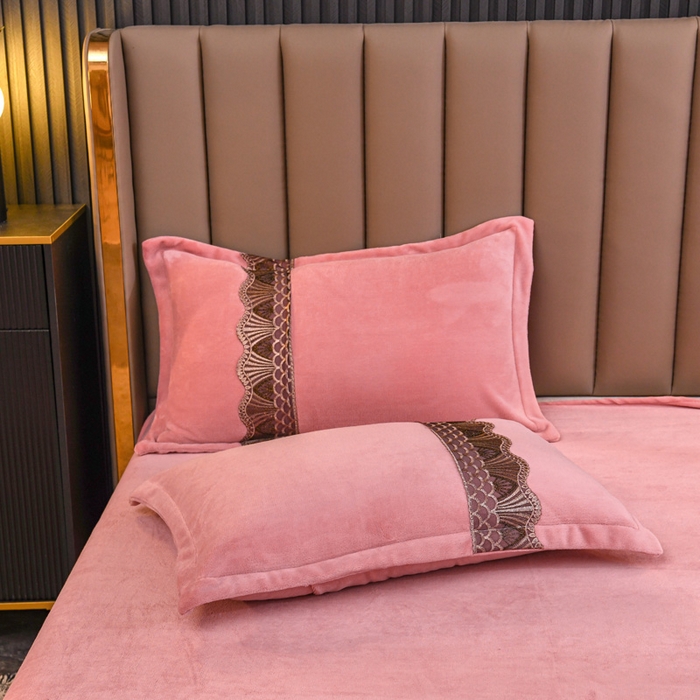 91家纺网 家纺一手货源 找家纺 仟网汇 2025热款轻奢贵族风蕾丝立体刺绣高克重牛奶绒四件套金貂绒法莱绒 豆沙粉