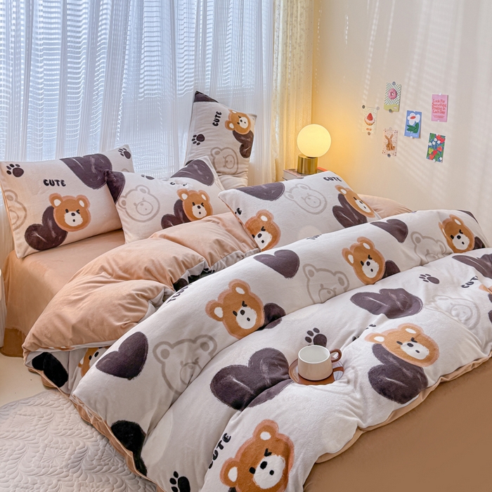 91家纺网 家纺一手货源 找家纺 仟网汇 2025新款直播热款跑量牛奶绒印花款四件套 酷乐熊