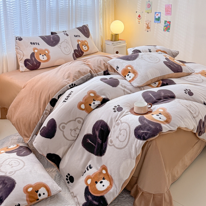 91家纺网 家纺一手货源 找家纺 仟网汇 2025新款直播热款跑量牛奶绒印花款四件套 酷乐熊