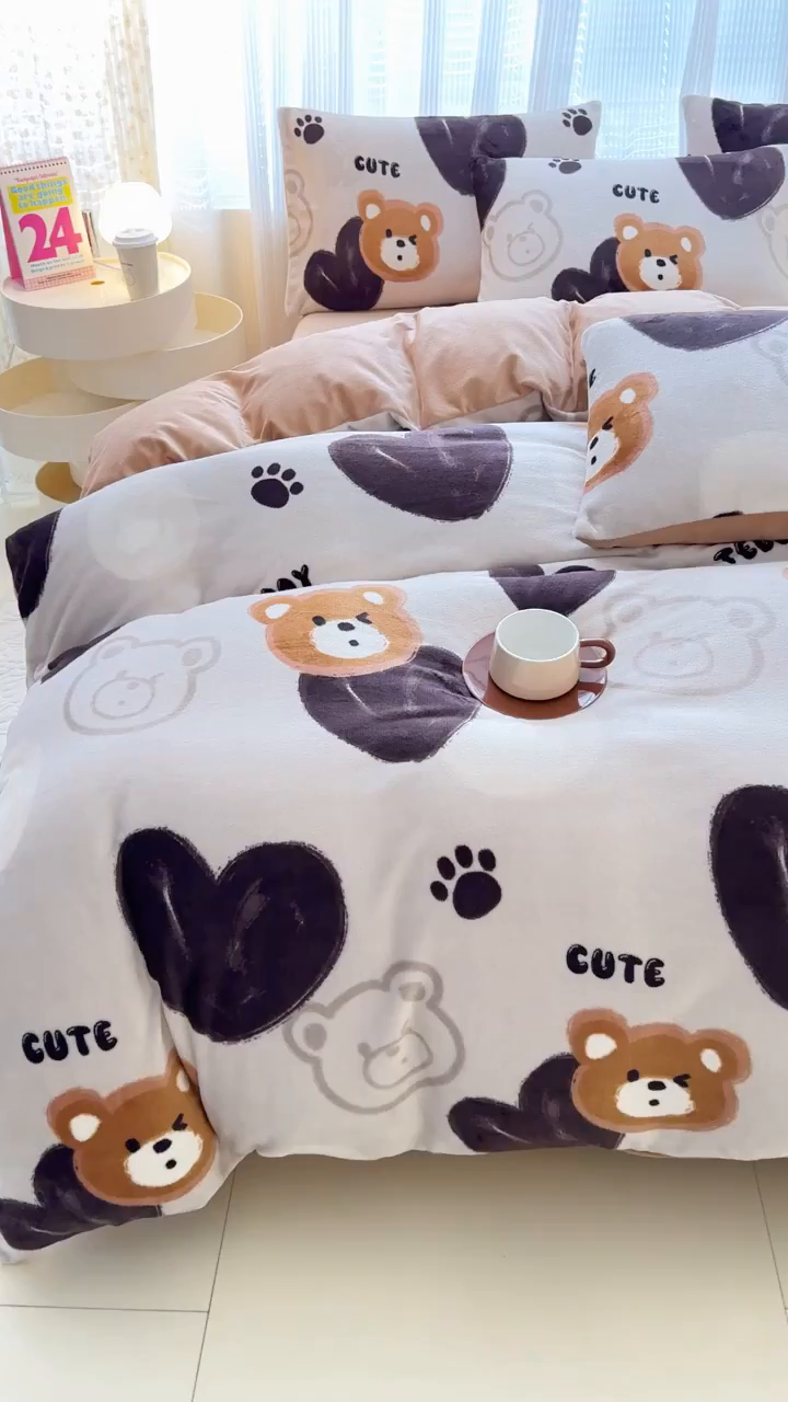 91家纺网 家纺一手货源 找家纺 仟网汇 2025新款直播热款跑量牛奶绒印花款四件套 酷乐熊