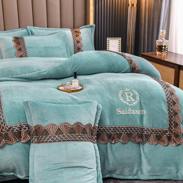 91家纺网 家纺一手货源 找家纺 仟网汇 2025热款轻奢贵族风蕾丝立体刺绣高克重牛奶绒四件套金貂绒法莱绒 翡翠绿