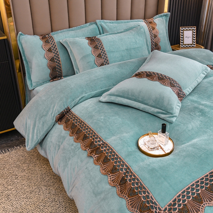 91家纺网 家纺一手货源 找家纺 仟网汇 2025热款轻奢贵族风蕾丝立体刺绣高克重牛奶绒四件套金貂绒法莱绒 翡翠绿