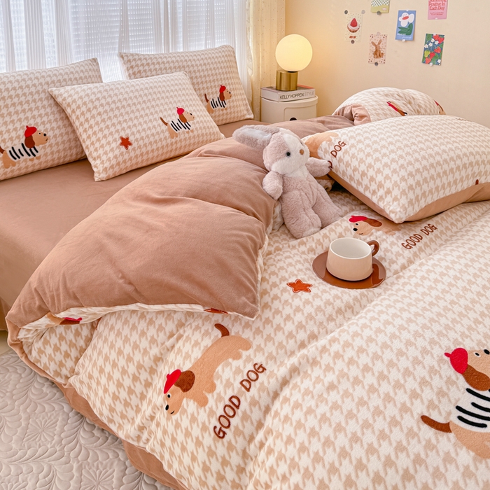 91家纺网 家纺一手货源 找家纺 仟网汇 2025新款直播热款跑量牛奶绒印花款四件套 腊肠狗