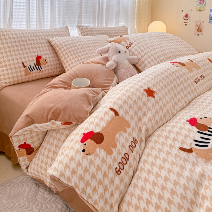 91家纺网 家纺一手货源 找家纺 仟网汇 2025新款直播热款跑量牛奶绒印花款四件套 腊肠狗