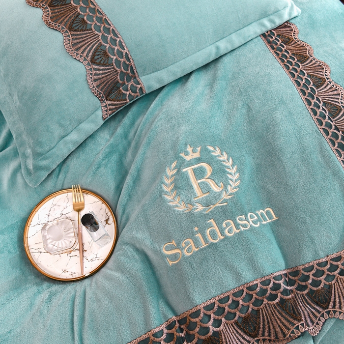 91家纺网 家纺一手货源 找家纺 仟网汇 2025热款轻奢贵族风蕾丝立体刺绣高克重牛奶绒四件套金貂绒法莱绒 翡翠绿