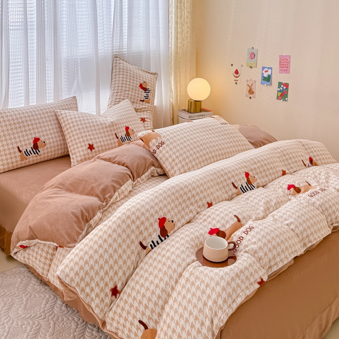 91家纺网 家纺一手货源 找家纺 仟网汇 2025新款直播热款跑量牛奶绒印花款四件套 腊肠狗