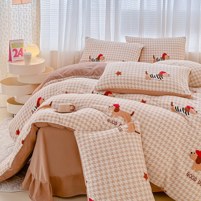 91家纺网 家纺一手货源 找家纺 仟网汇 2025新款直播热款跑量牛奶绒印花款四件套 腊肠狗