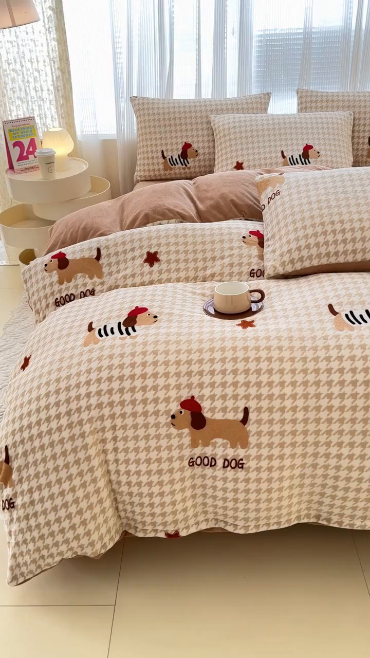 91家纺网 家纺一手货源 找家纺 仟网汇 2025新款直播热款跑量牛奶绒印花款四件套 腊肠狗