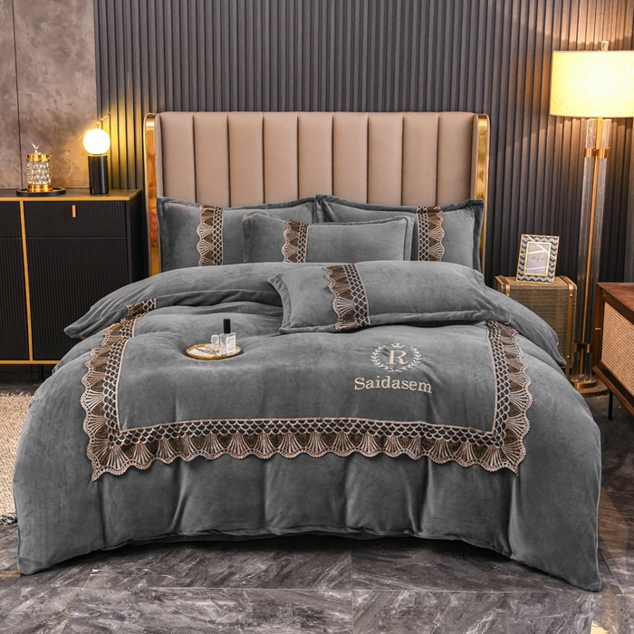 91家纺网 家纺一手货源 找家纺 仟网汇 2025热款轻奢贵族风蕾丝立体刺绣高克重牛奶绒四件套金貂绒法莱绒 高级灰