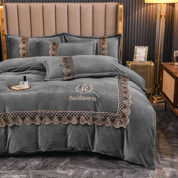 91家纺网 家纺一手货源 找家纺 仟网汇 2025热款轻奢贵族风蕾丝立体刺绣高克重牛奶绒四件套金貂绒法莱绒 高级灰