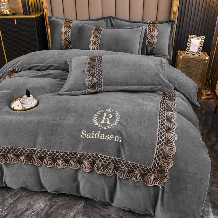 91家纺网 家纺一手货源 找家纺 仟网汇 2025热款轻奢贵族风蕾丝立体刺绣高克重牛奶绒四件套金貂绒法莱绒 高级灰