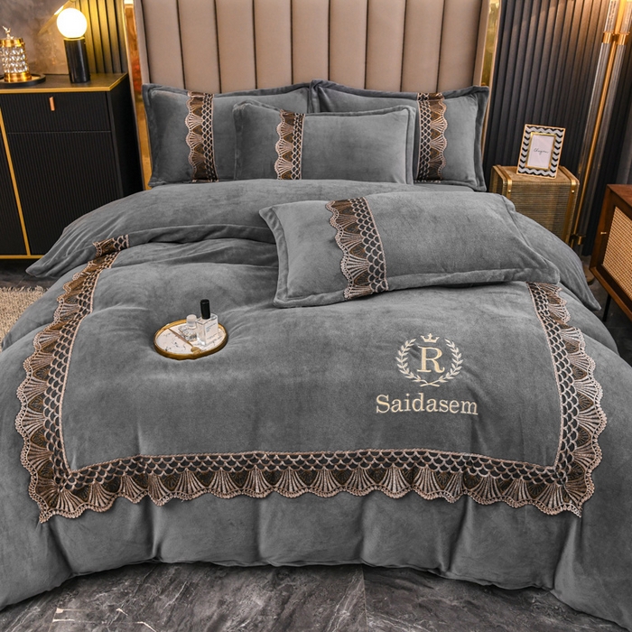 91家纺网 家纺一手货源 找家纺 仟网汇 2025热款轻奢贵族风蕾丝立体刺绣高克重牛奶绒四件套金貂绒法莱绒 高级灰