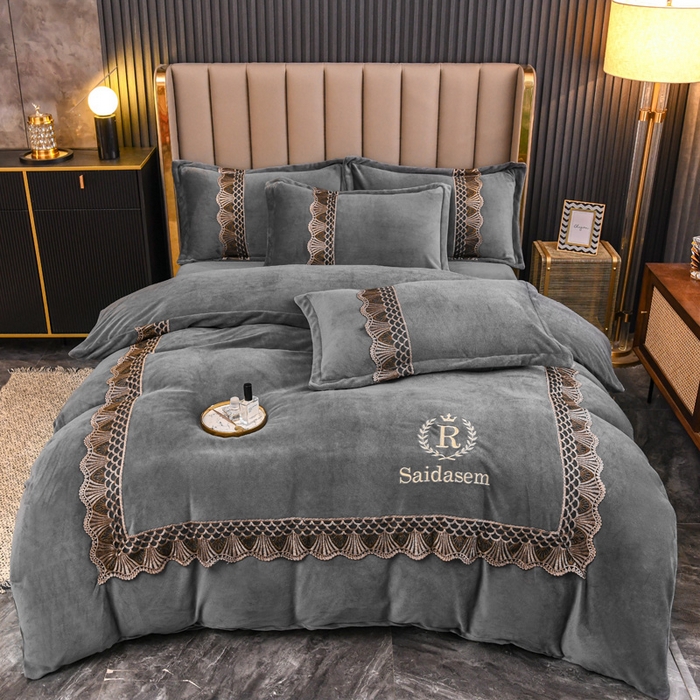 91家纺网 家纺一手货源 找家纺 仟网汇 2025热款轻奢贵族风蕾丝立体刺绣高克重牛奶绒四件套金貂绒法莱绒 高级灰