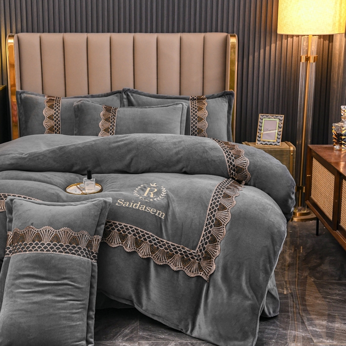 91家纺网 家纺一手货源 找家纺 仟网汇 2025热款轻奢贵族风蕾丝立体刺绣高克重牛奶绒四件套金貂绒法莱绒 高级灰