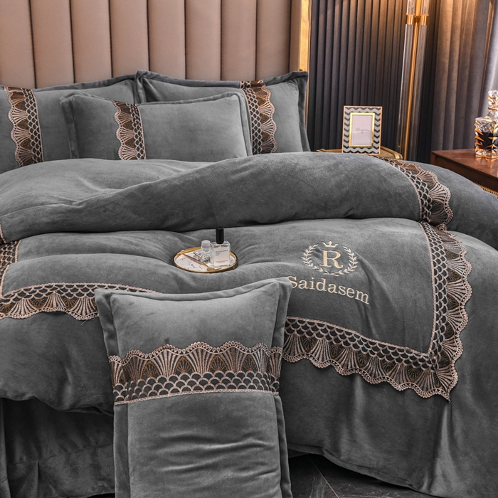 91家纺网 家纺一手货源 找家纺 仟网汇 2025热款轻奢贵族风蕾丝立体刺绣高克重牛奶绒四件套金貂绒法莱绒 高级灰