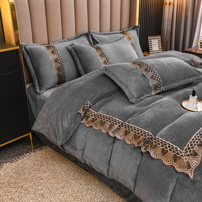 91家纺网 家纺一手货源 找家纺 仟网汇 2025热款轻奢贵族风蕾丝立体刺绣高克重牛奶绒四件套金貂绒法莱绒 高级灰