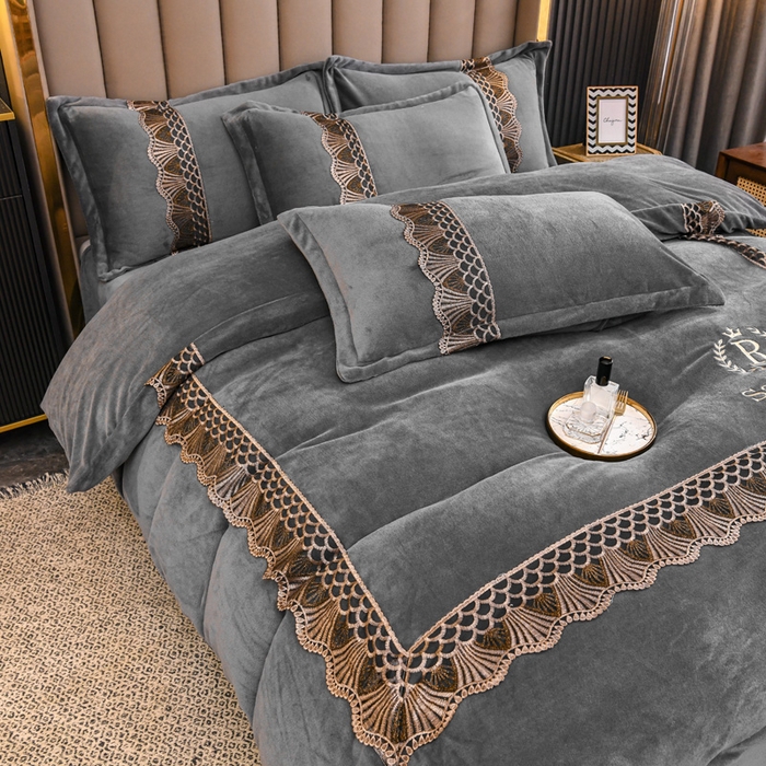91家纺网 家纺一手货源 找家纺 仟网汇 2025热款轻奢贵族风蕾丝立体刺绣高克重牛奶绒四件套金貂绒法莱绒 高级灰