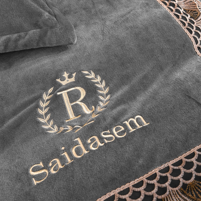 91家纺网 家纺一手货源 找家纺 仟网汇 2025热款轻奢贵族风蕾丝立体刺绣高克重牛奶绒四件套金貂绒法莱绒 高级灰